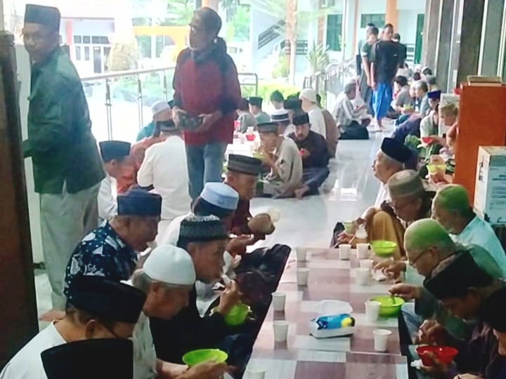 Ratusan jamaah memadati Masjid Taqwa Spemdalas untuk menimba ilmu sekaligus mempererat silaturahmi melalui sarapan rawon bersama.